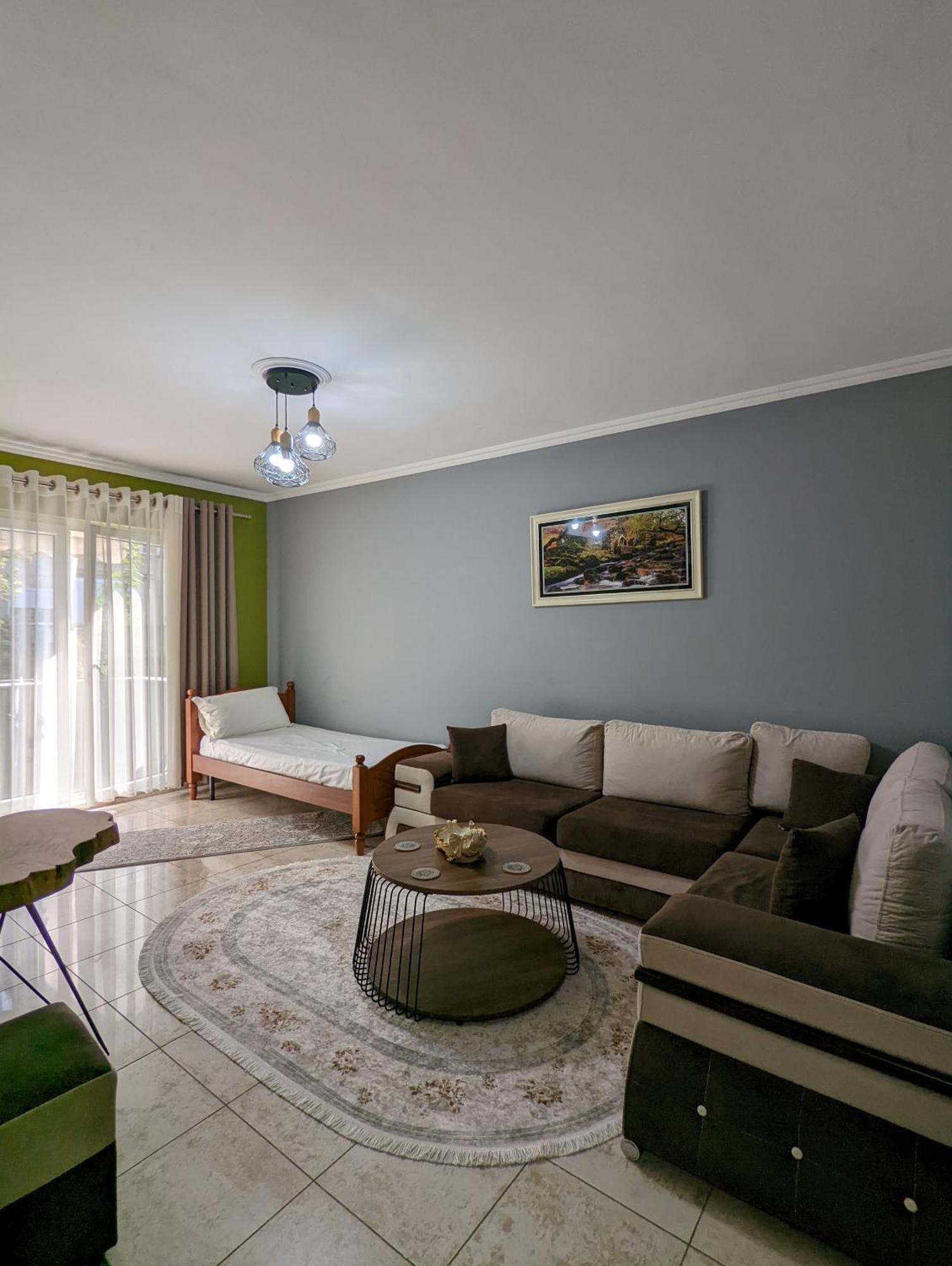 Downtown Retreat "Spiranca" Apartment Tiranë Luaran gambar